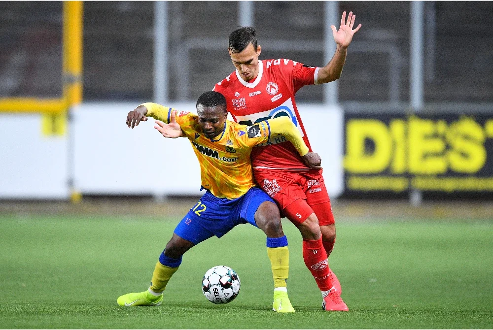 Asamoah (depan) berkemungkinan lumpuh selepas patah tulang leher. Foto AFP