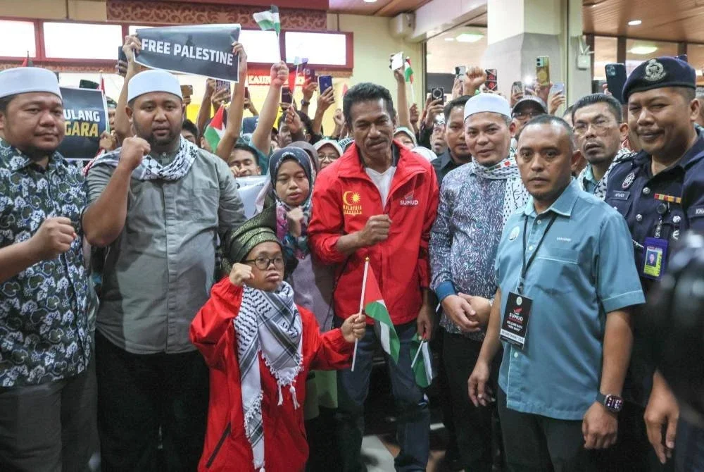 Dua aktivis kemanusiaan misi Global Sumud Flotilla (GSF),Muhammad Abdullah dan Mohd Asmawi Mukhtar disambut dengan linangan air mata dan laungan takbir sebaik tiba di Lapangan Terbang Sultan Mahmud (LTSM), Kuala Nerus pada Khamis.
