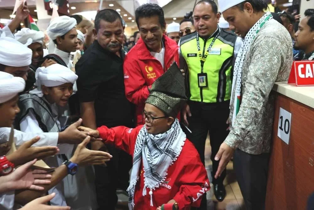 Orang ramai tidak melepaskan peluang menunggu di balai ketibaan LTSM bagi menyambut kepulangan dua aktivis kemanusiaan Global Sumud Flotilla (GSF) yang selamat pulang ke tanah air pada Khamis.