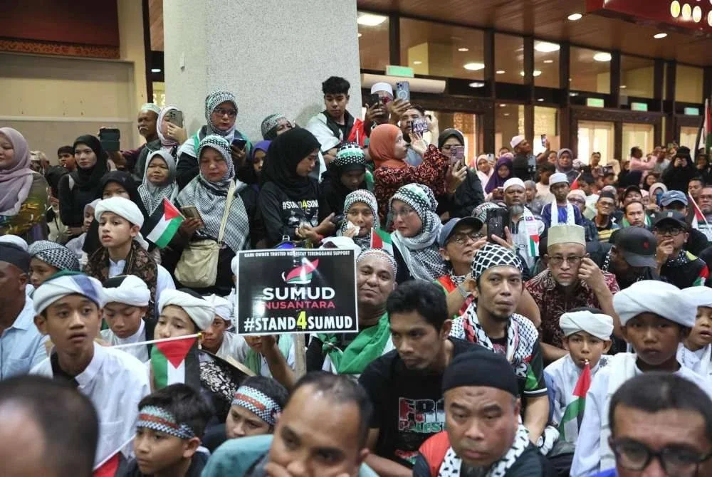 Orang ramai tidak melepaskan peluang menunggu di balai ketibaan LTSM bagi menyambut kepulangan dua aktivis kemanusiaan Global Sumud Flotilla (GSF) yang selamat pulang ke tanah air pada Khamis.