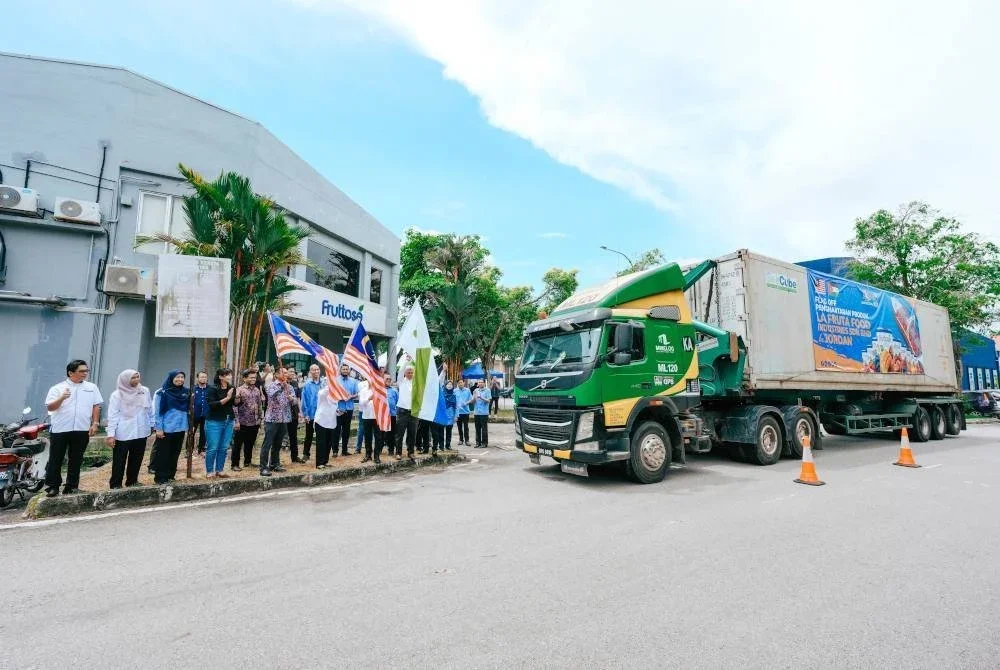 Aminuddin membunyikan hon sebagai isyarat merasmikan Majlis Flag Off Pengeksportan Produk Syarikat La Fruta Food Industries Sdn Bhd ke Pasaran Jordan di Kota Kemuning, Shah Alam pada Khamis.