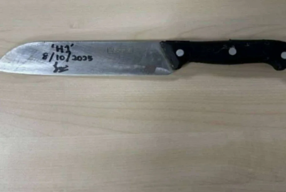 Pisau yang digunakan suspek turut dirampas polis. Foto IPD Iskandar Puteri