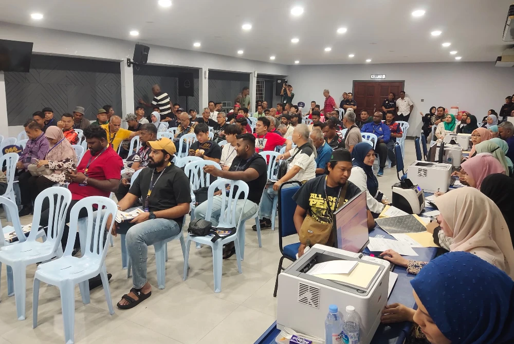 Orang ramai yang hadir pada lelongan awam di JPJ Kuala Lumpur pada Khamis.