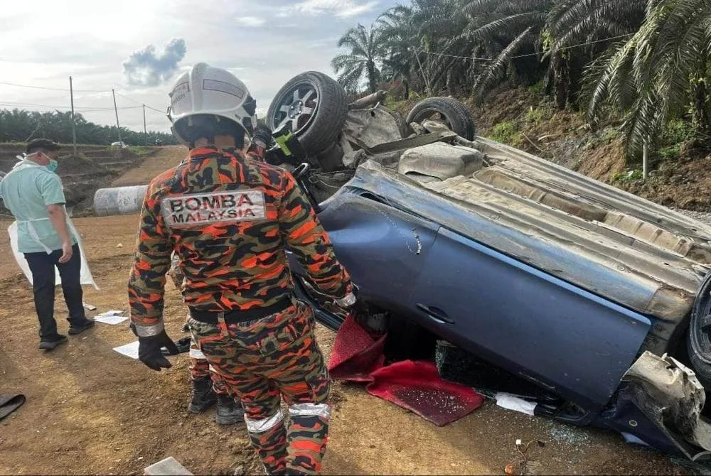 Pasukan bomba melakukan operasi mangsa tersepit dalam kenderaan di Batu 18 Jalan Sandau Lahad Datu-Sandakan.