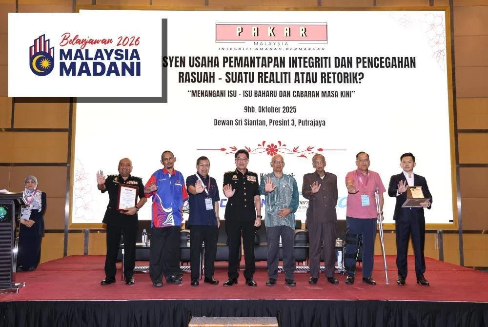 Azam (empat dari kiri) semasa merasmikan Konvensyen Usaha Pemantapan Integriti Dan Pencegahan Rasuah – Suatu Realiti Atau Retorik? anjuran Pertubuhan Anti Korupsi Malaysia (PAKAR) di Putrajaya pada Khamis. Foto SPRM