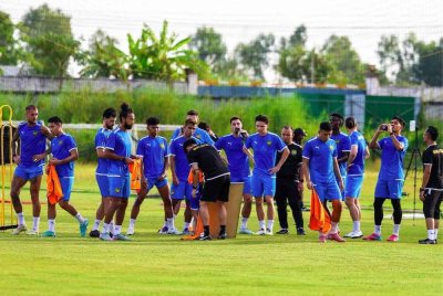 Pemain Harimau Malaya menjalani sesi latihan menjelang aksi berdepan Laos di Vientiane. Foto Malaysa NT