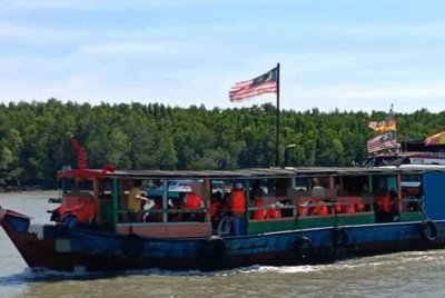 Sebuah bot yang membawa penumpang melebihi had kapasiti ditahan Maritim Malaysia berhampiran Pulau Ketam, Klang pada Rabu. Foto: Maritim Malaysia