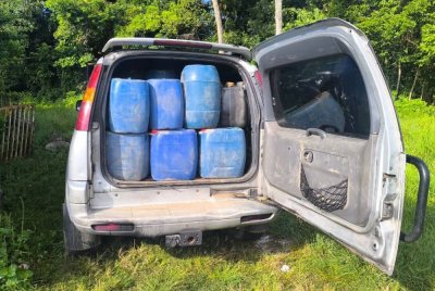 PGA menggagalkan cubaan menyeludup 1,000 liter diesel selepas menahan sebuah pacuan empat roda di Kampung Dangar di Pasir Mas pada Rabu.