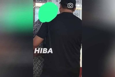 Lelaki warga emas berusia 75 tahun ditangkap penguat kuasa JAINJ ketika membeli nombor ekor. - Foto: FB JAINJ