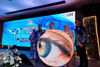 Dr Mohd Azman (tengah) menyempurnakan gimik perasmian sambutan Hari Penglihatan Sedunia 2025 bertemakan ‘Love Your Eyes, Every Story Counts’ pada Khamis.