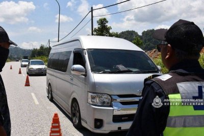 JIM Kelantan menahan 24 PATI pelbagai negara yang menaiki bas ekspres semasa melalui sekatan jalan raya di Stesen Penguat kuasa JPJ Mentara di Gua Musang pada Rabu.