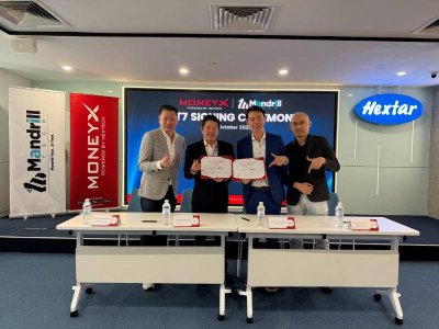 Dari kiri: Timbalan Ketua Pegawai Eksekutif Hextar Technologies Solutions Berhad, Choo Joon Keong; Ketua Pegawai Eksekutif Hextar Technologies Solutions Berhad,Datuk Eddie Ong Choo Meng; Ketua Pegawai Eksekutif Mandrill Tech Sdn Bhd, Davent Low Chan Phan dan Ketua Inovasi Mandrill Tech Sdn Bhd., Chong Kok Weng.
