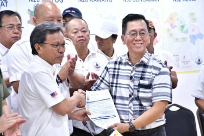 Mohd Shafie ketika menerima borang kemasukan ahli Warisan di Ibu Pejabat Warisan di Kolombong, Kota Kinabalu.