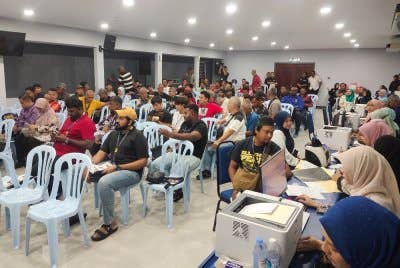 Orang ramai yang hadir pada lelongan awam di JPJ Kuala Lumpur pada Khamis.