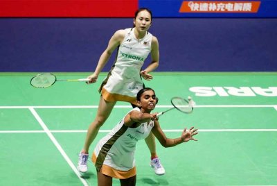 Pearly (belakang)-Thinaah mara ke suku akhir Terbuka Artik Super 500 pada Khamis. FOTO: AFP