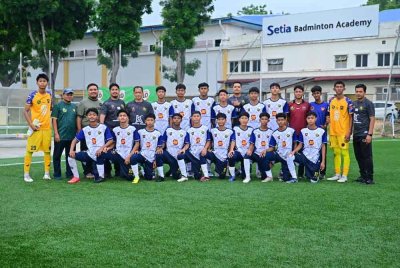 Barisan pengurusan, jurulatih dan pemain SMK Meru bagi kempen Piala Datuk Mokhtar Dahari B-15 2025.