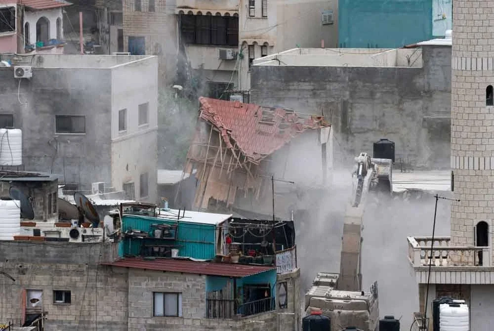 Jengkaut tentera Israel merobohkan bangunan milik penduduk Palestin di kem pelarian di Tulkarem pada Mei lalu. Foto AFP