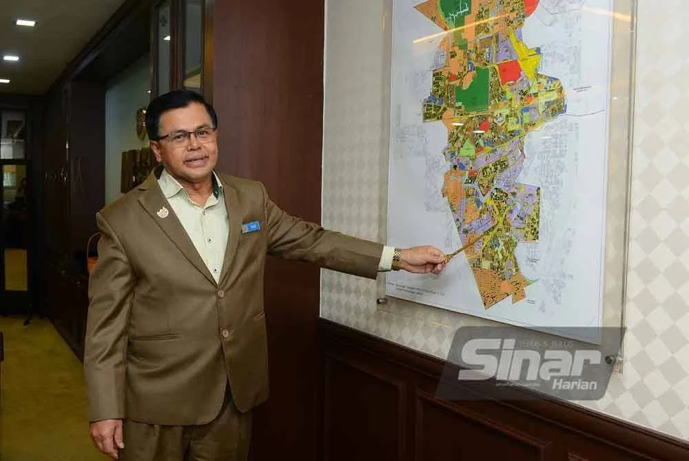 Mohd Fauzi menerangkan pelan pembangunan bandar raya di Wisma MBSA di Shah Alam pada Selasa. Foto MOHD HALIM ABDUL WAHID-SINAR HARIAN