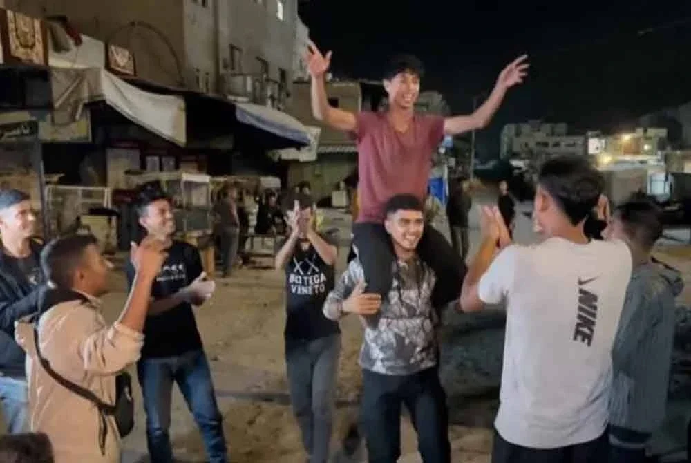 Sekumpulan pemuda Palestin bersorak gembira setelah menerima khabar tentang pelaksanaan gencatan senjata di Gaza. Foto Agensi