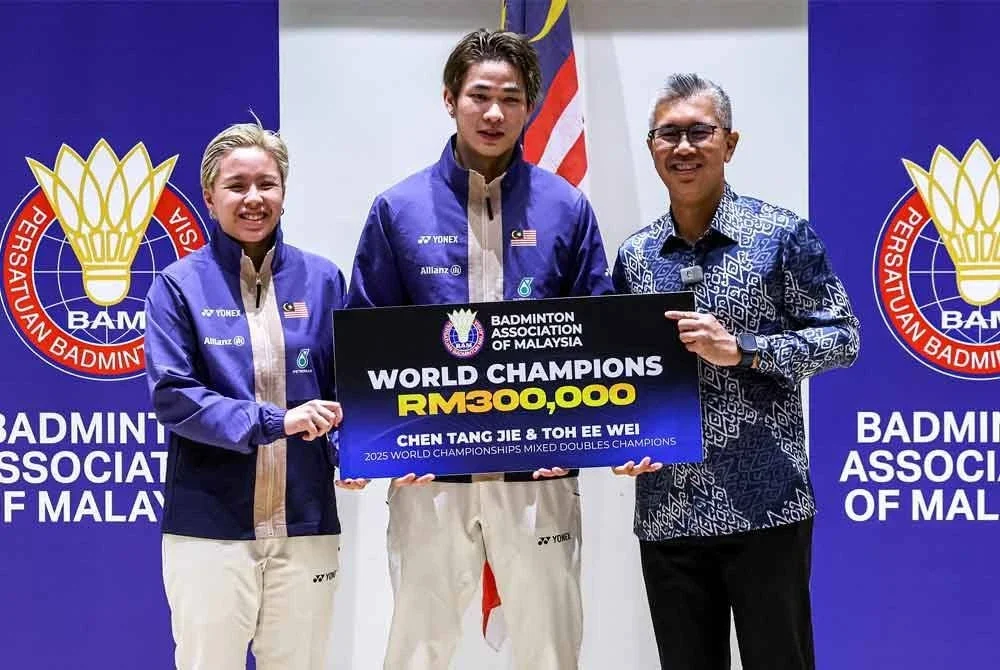 Tengku Zafrul menyampaikan insentif kepada Ee Wei dan Tang Jie yang memenangi Kejuaraan Dunia 2025 di ABM pada Khamis.