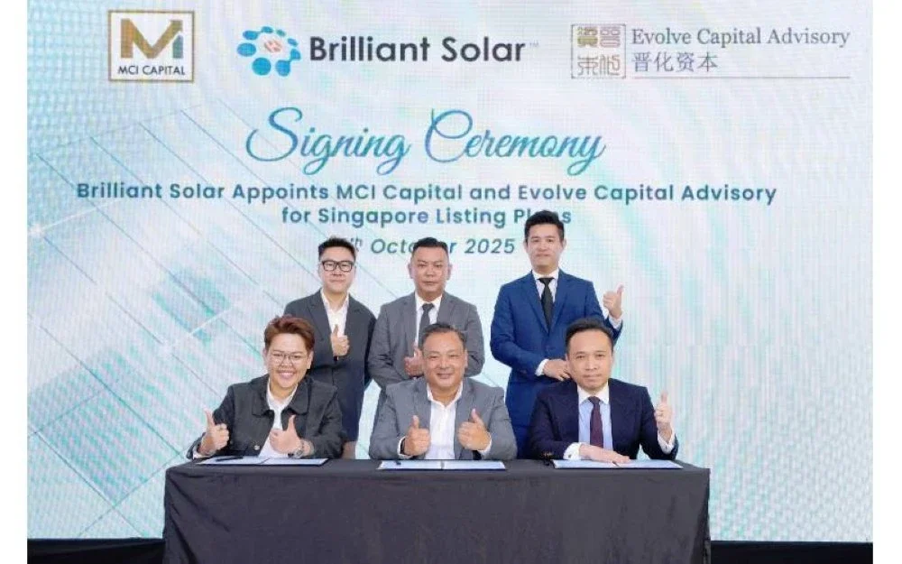 (Depan dari kiri) Pengerusi dan Rakan Kongsi MCI Capital, Datuk Cannis Chan; Pengarah Urusan Brilliant Solar, Brian Liew Kok Woi; dan Ketua Pegawai Eksekutif merangkap Rakan Kongsi Pengurusan Evolve Capital Advisory, Jerry Chua, pada Majlis Menandatangani Perjanjian Penglibatan Pra-IPO Brilliant Solar di Singapura.