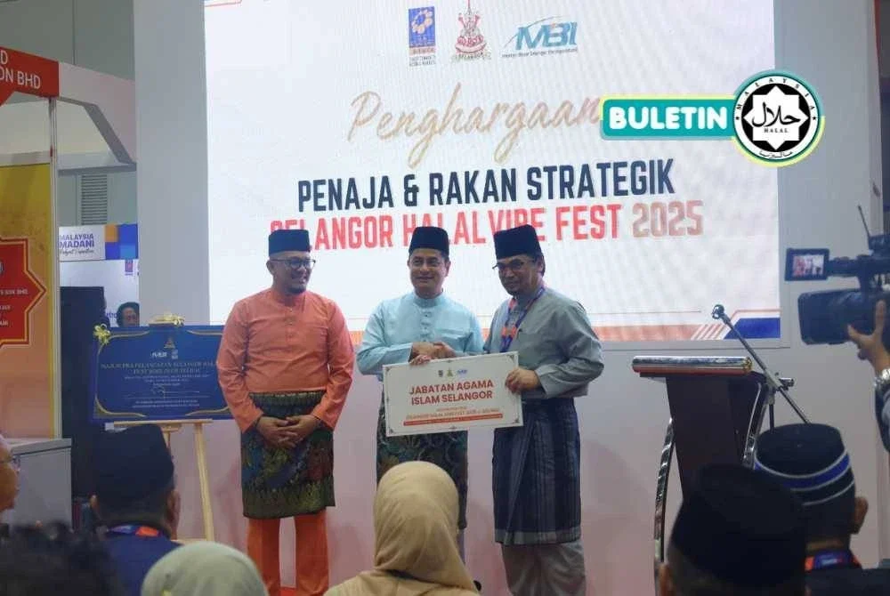 DR MOHAMMAD FAHMI (dua, kiri) menyaksikan pemeteraian beberapa kerjasama penting antara HIS dengan pelbagai syarikat.