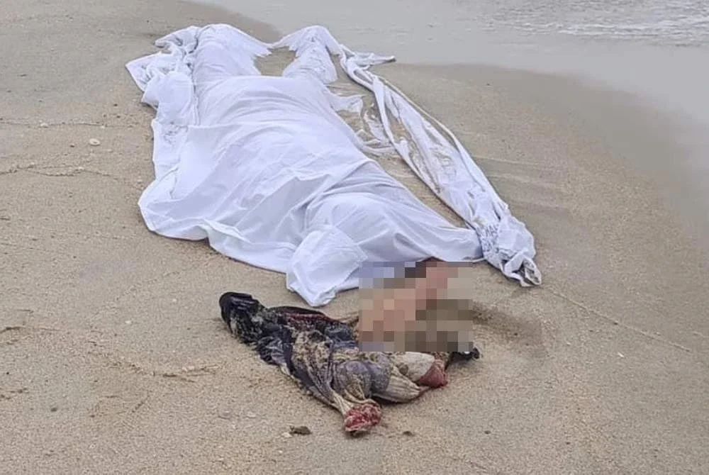 Mayat seorang lelaki warga emas ditemukan terdampar di Pantai Batu Buruk, Kuala Terengganu pada petang Khamis.