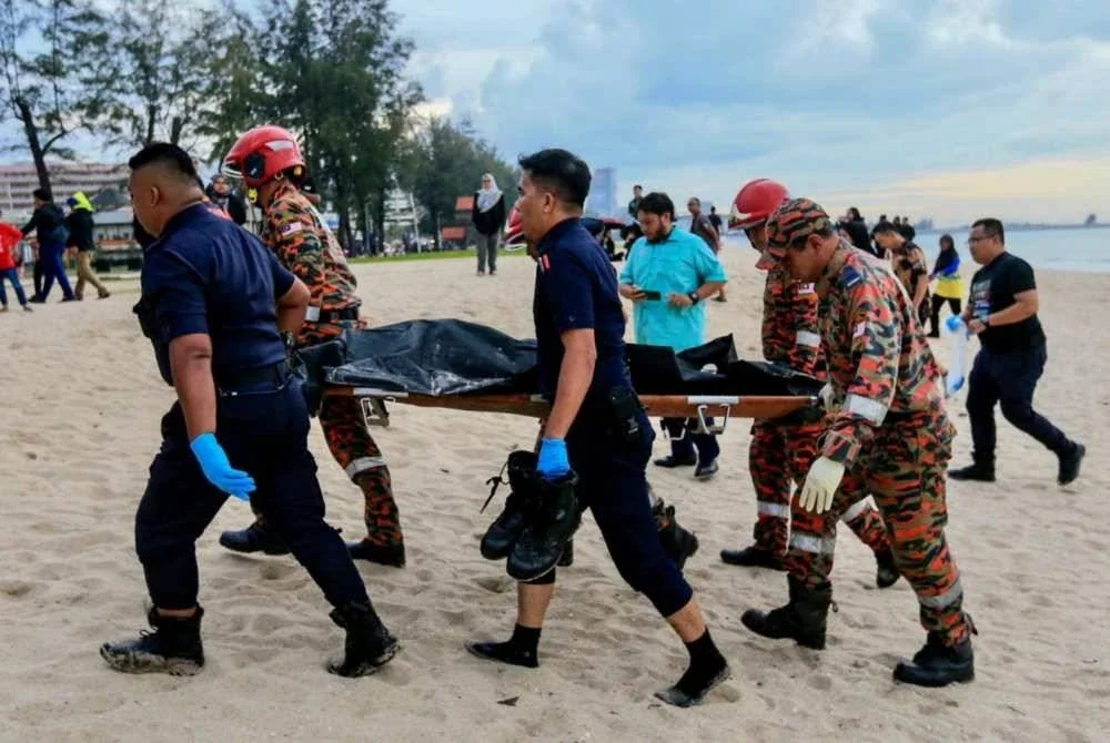 Anggota penyelamat membawa mayat mangsa ke Unit Forensik Hospital Sultanah Nur Zahirah (HSNZ) di Kuala Terengganu untuk tindakan lanjut.