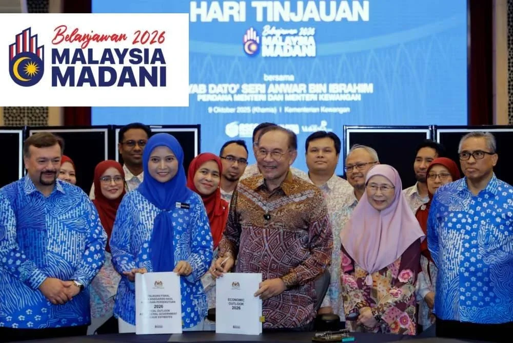 Perdana Menteri merangkap Menteri Kewangan, Datuk Seri Anwar Ibrahim menunjukan buku Tinjauan Fisikal semasa hadir ke Hari Tinjauan di Kementerian Kewangan pada Khamis. Foto Bernama