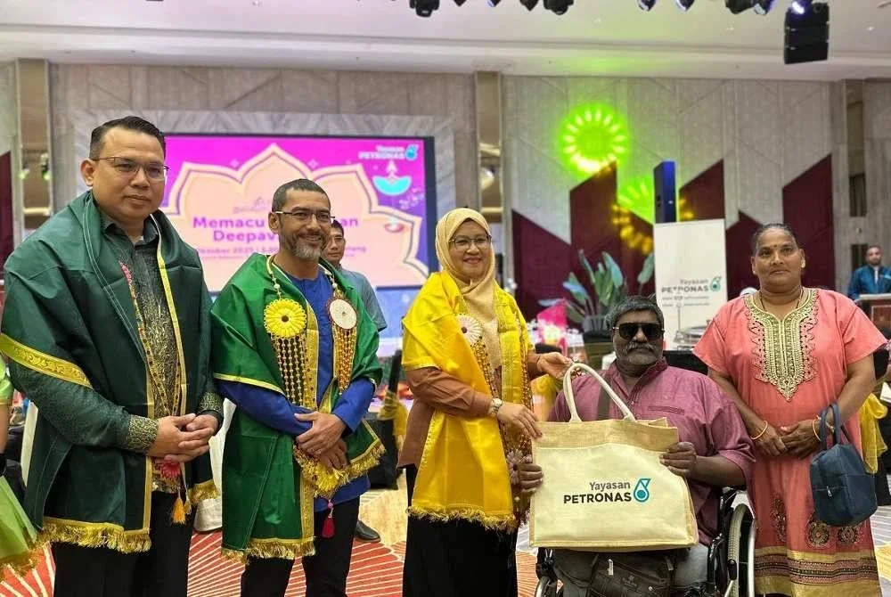 Mohammad Ahmad Shazly (dua dari kiri) dan Pengarah Jabatan Kebajikan Masyarakat (JKM) Pahang, Khairul Amri Ahmad dan Sabariah ketika Program Memacu Kehidupan: Deepavali di Cameron Highlands pada Khamis.