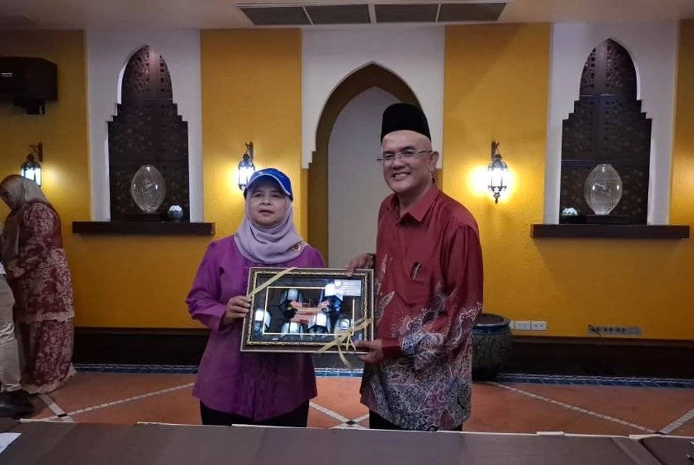 Pateemoh (kanan) menerima kunjungan delegasi dari Malaysia diketuai Nordin.