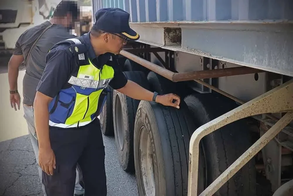 Statistik setakat 8 Oktober itu mengesan 13,805 kesalahan hasil pemeriksaan 60,112 kenderaan. Foto JPJ Selangor