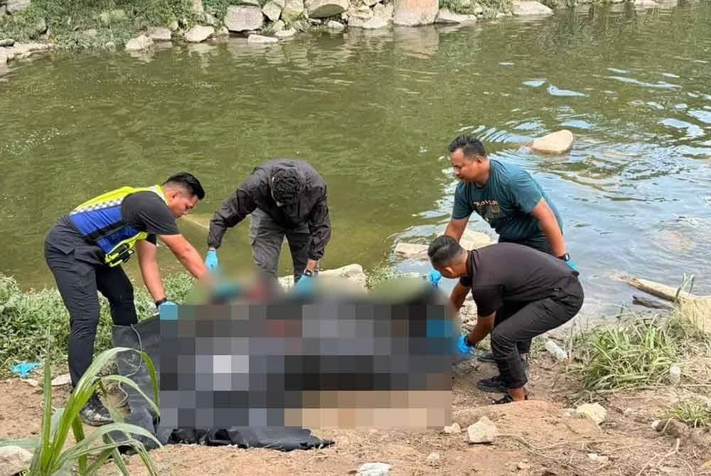 Mayat individu berpakaian seperti pengawal keselamatan ditemui tersangkut di celah batu bersama longgokan sampah di seberang Sungai Klang berhampiran USJ 1, Subang Jaya pada Khamis.