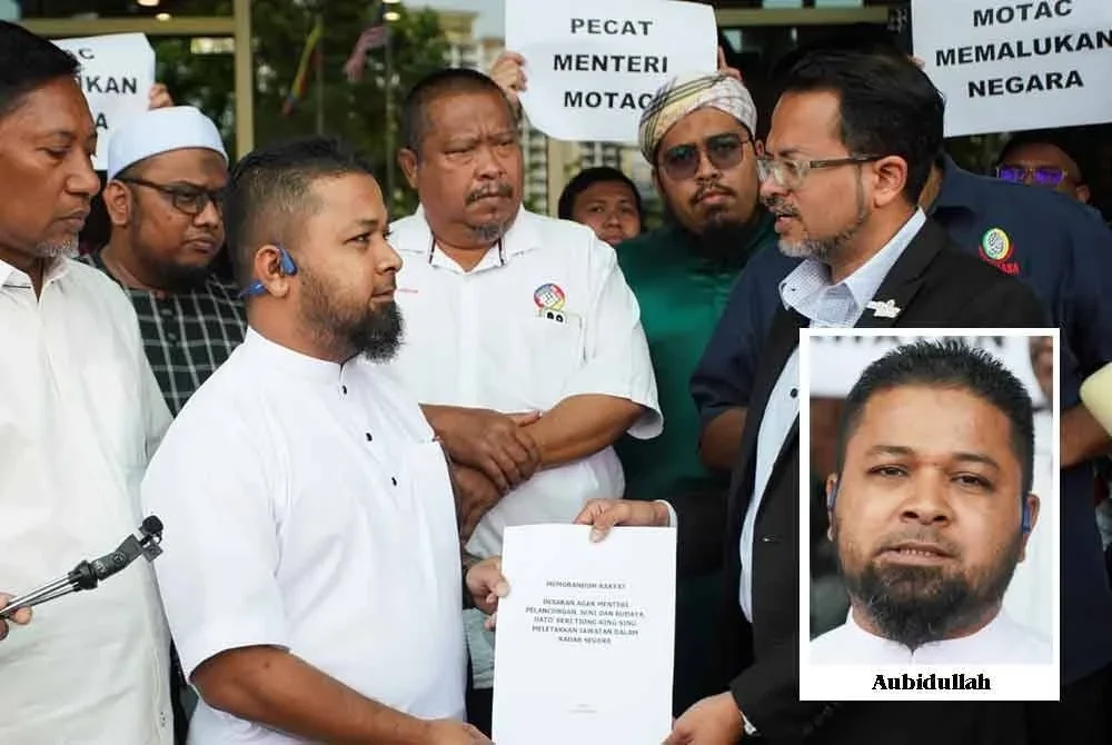 Aubidullah (dua dari kiri) menyerahkan memorandum kepada Setiausaha Bahagian, Bahagian Pentadbiran MOTAC, Faisal Mohamed pada Jumaat.