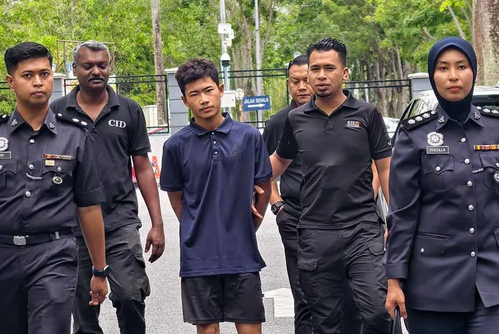 Tha Hnin Sang (tengah) di bawa polis ke mahkamah