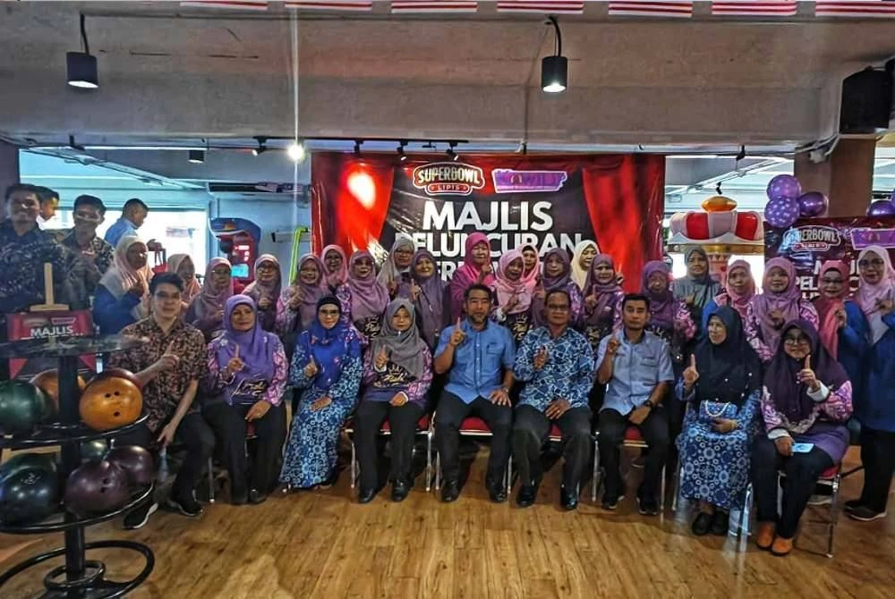 Ibrahim (duduk, tengah) bersama Wan Norizan (empat dari kiri) bergambar kenangan sempena majlis peluncuran pada Khamis.