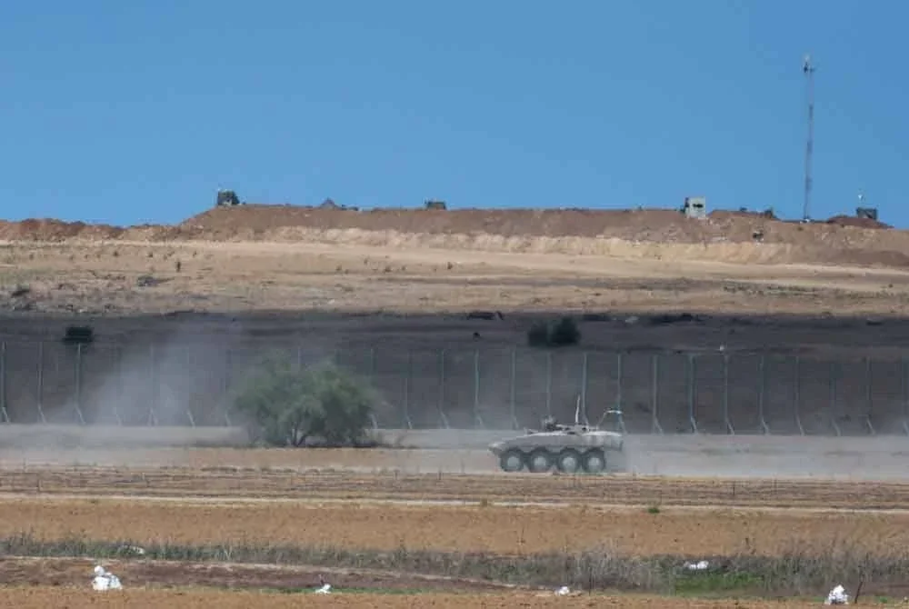 Sebuah kenderaan perisai tentera Israel melakukan rondaan di sepanjang kawasan sempadan Israel-Gaza. Foto AFP