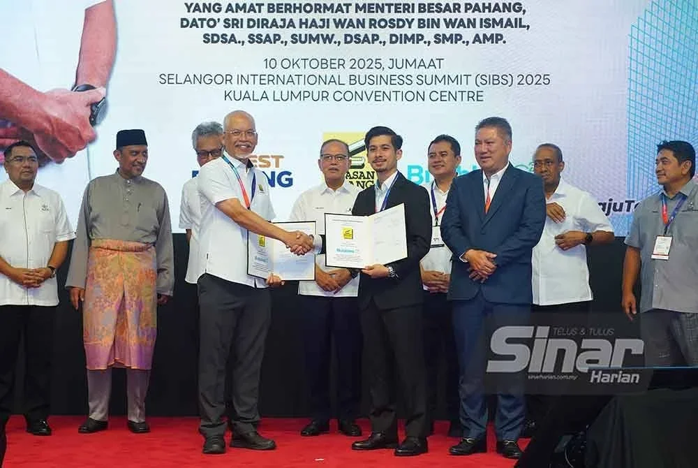 Wan Rosdy (tengah) menyaksikan sesi pertukaran Memorandum Perjanjian (MoU) antara Yayasan Pahang dan Syarikat Bubbles O2 Sdn Bhd sempena Selangor Investment & Industrial Parks Expo (Sparks) di Pusat Konvensyen Kuala Lumpur pada Jumaat. FOTO SINAR HARIAN-MOHD HALIM ABDUL WAHID