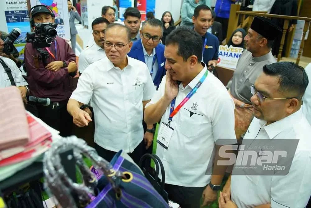Wan Rosdy melawat reruai Pavilion Invest Pahang di KLCC pada Jumaat. FOTO SINAR HARIAN-MOHD HALIM ABDUL WAHID