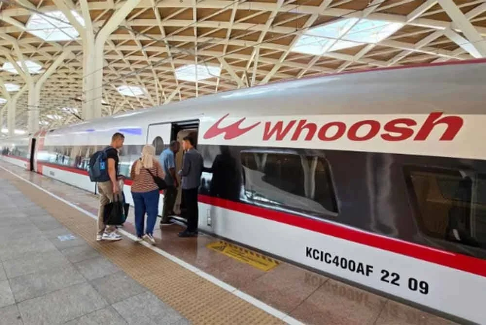 Penumpang menaiki kereta api laju Jakarta-Bandung atau lebih dikenali sebagai Woosh.-Agensi