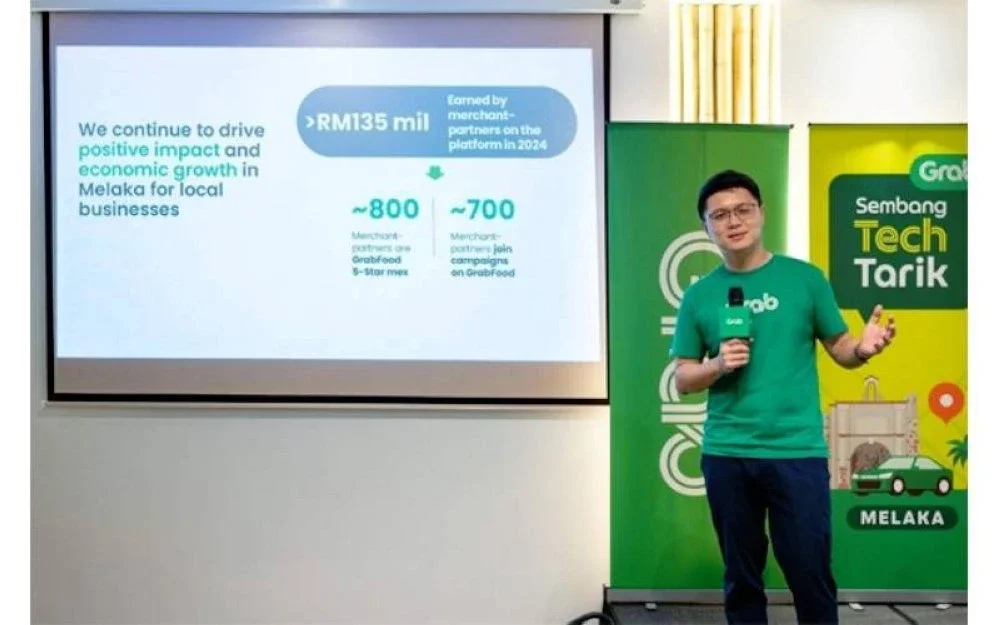 Pengarah Komersial dan Penghantaran Grab Malaysia, Tan Jiong Jian menyampaikan ucapannya semasa sesi Sembang TechTarik di Melaka, menekankan komitmen Grab untuk memperkasakan perniagaan tempatan melalui teknologi dan inovasi.