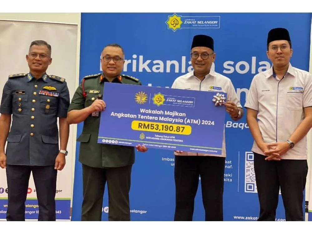 Mohd Khaidzir (dua dari kanan) menyerahkan simbolik replika cek wakalah majikan kepada Mohd Rashidi (dua dari kiri) pada Taklimat Khas Zakat bersama ATM Negeri Selangor di sini Khamis.