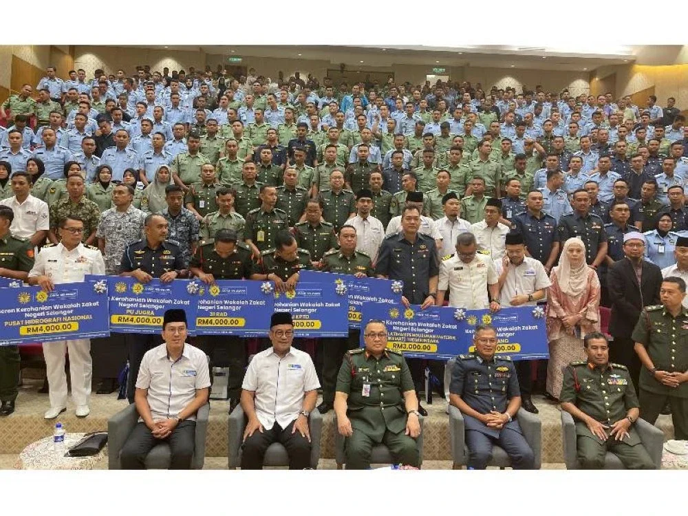 Mohd Khaidzir (duduk dua dari kiri) dan Mohd Rashidi (duduk tengah) bergambar beramai-ramai pada Taklimat Khas Zakat bersama ATM Negeri Selangor di sini Khamis.