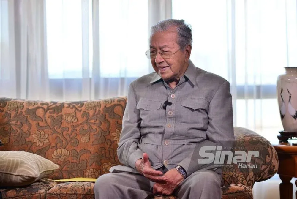Dr Mahathir ketika podcast 'Top News' terbitan Sinar Daily pada Khamis. Foto Sinar Harian