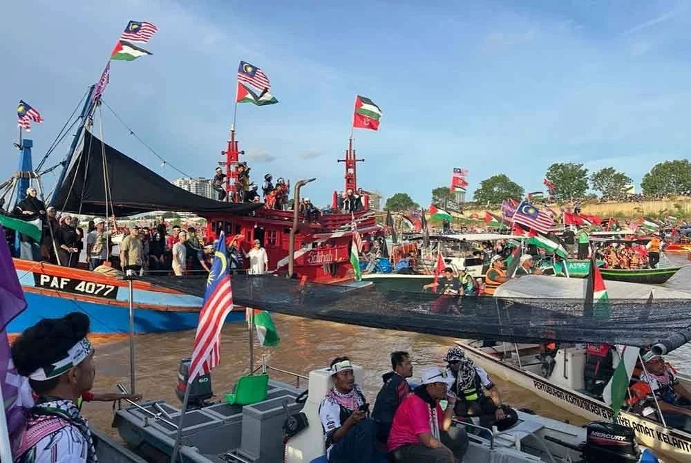 Sebahagian bot-bot yang menyertai Program 500 Pelayaran Solidariti Kelantan untuk Gaza berarak dari Pulau Pisang ke Lembah Sireh pada Jumaat - Foto: SINAR HARIAN/ ADILA SHARINNI WAHID