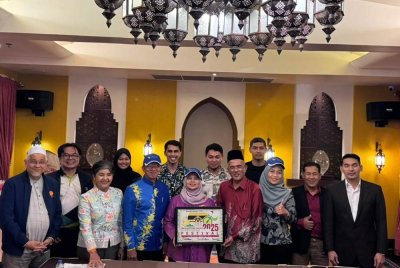 Nordin (empat dari kanan) bertemu Pateemoh bagi mempromosikan Festival Durian Antarabangsa Kampung Gajah 2025 di Pattani baru-baru ini.