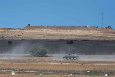 Sebuah kenderaan perisai tentera Israel melakukan rondaan di sepanjang kawasan sempadan Israel-Gaza. Foto AFP