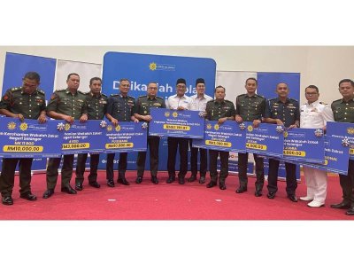 Mohd Khaidzir (tujuh dari kanan) dan Mohd Rashidi (lima dari kiri) bergambar bersama-sama wakil penerima wakalah majikan pada Taklimat Khas Zakat bersama ATM Negeri Selangor di sini Khamis.