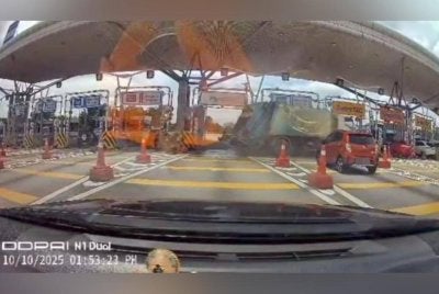 Video selama 22 saat yang dirakam melalui kamera papan pemuka kenderaan lain itu memaparkan kejadian berlaku kira-kira jam 1.53 petang.