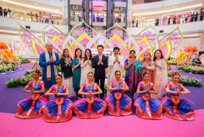 Francis (berdiri, tengah) ketika pelancaran Kempen ‘Lotus of Light’ di Suria KLCC pada Khamis.